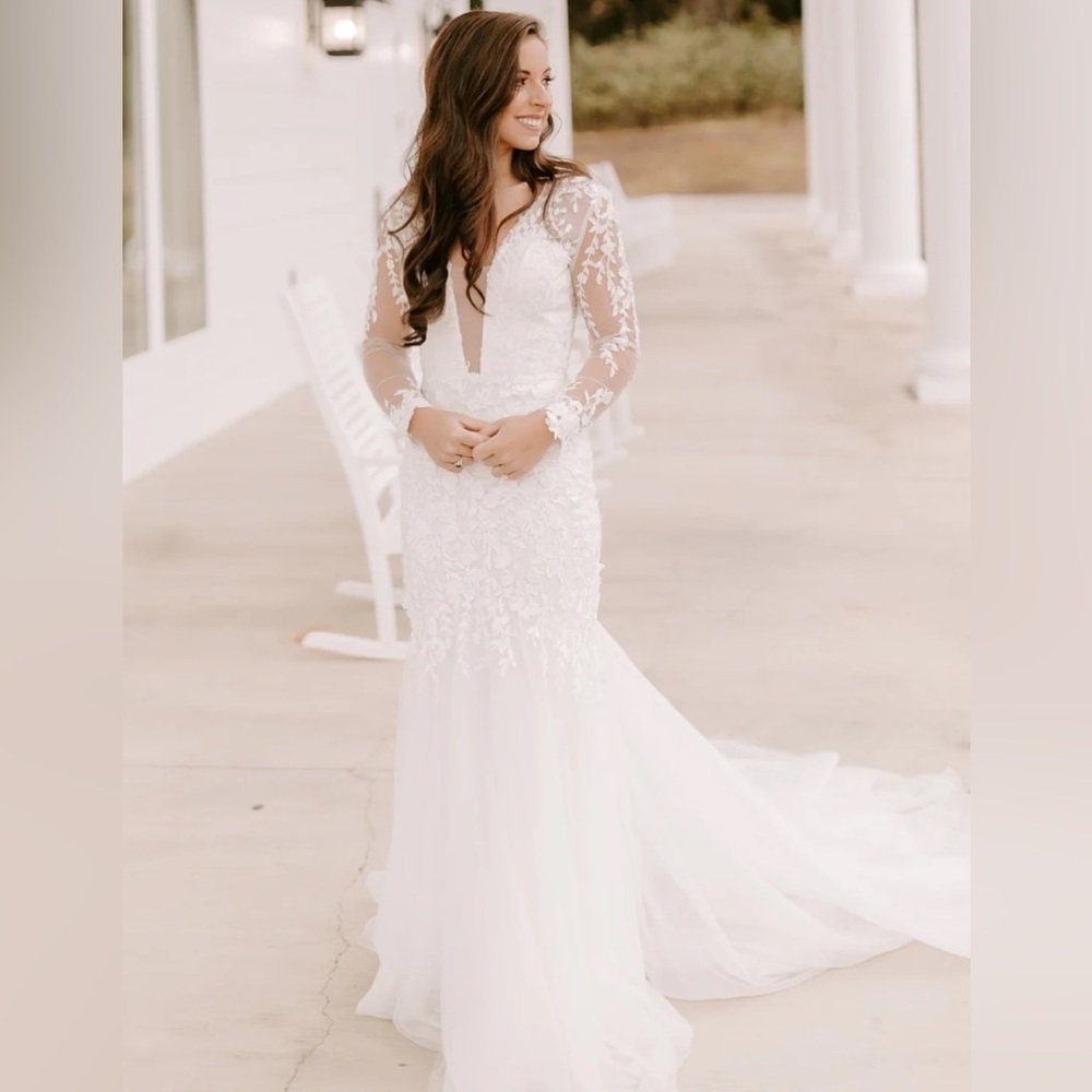 Calla Blanche Scarlett White Wedding Dress / # 18241 / Size 6, fits like a 4!